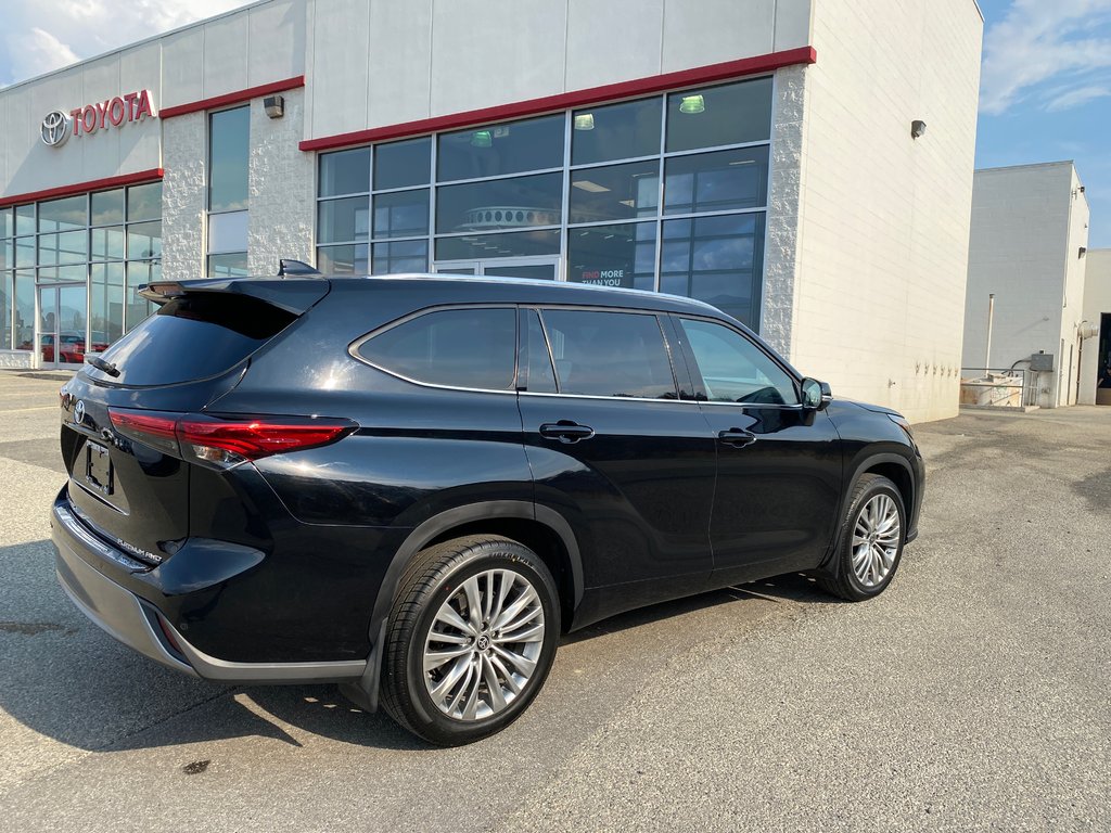 2023 Toyota Highlander Platinum in Kamloops, British Columbia - 4 - w1024h768px