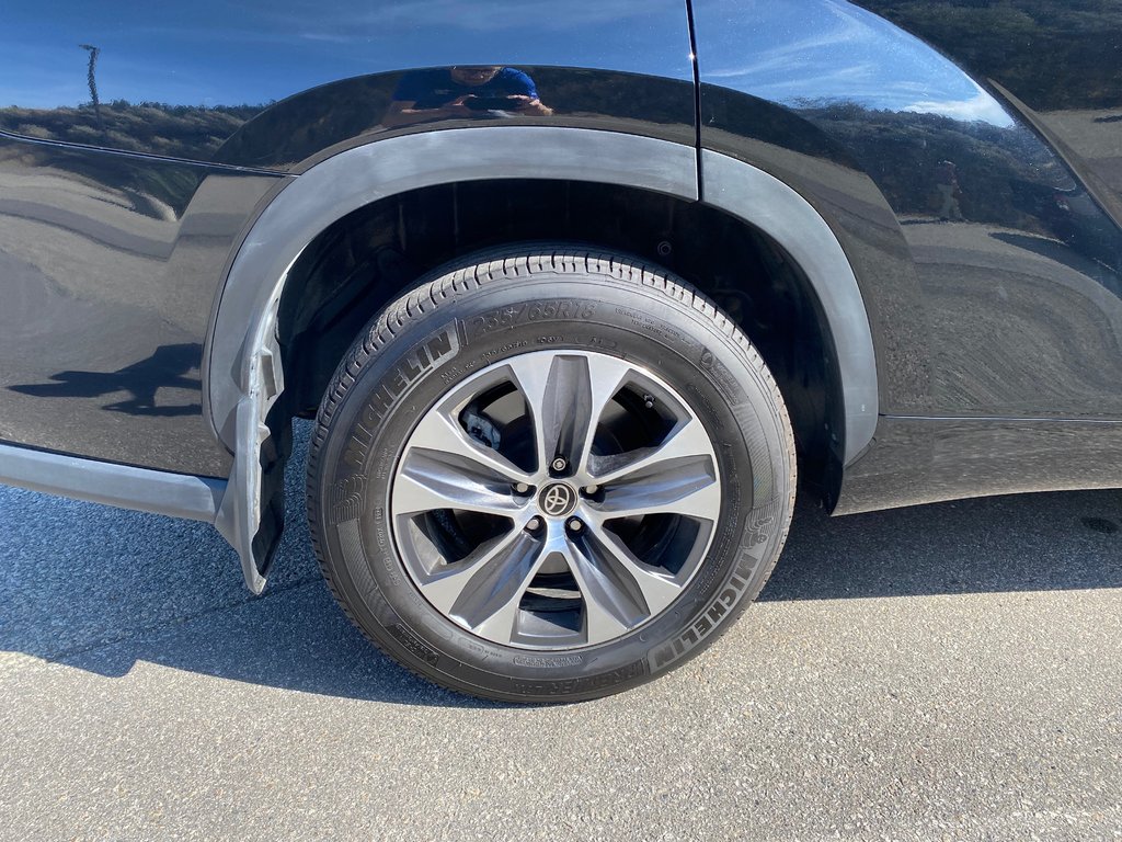 2024 Toyota Highlander XLE AWD in Kamloops, British Columbia - 8 - w1024h768px