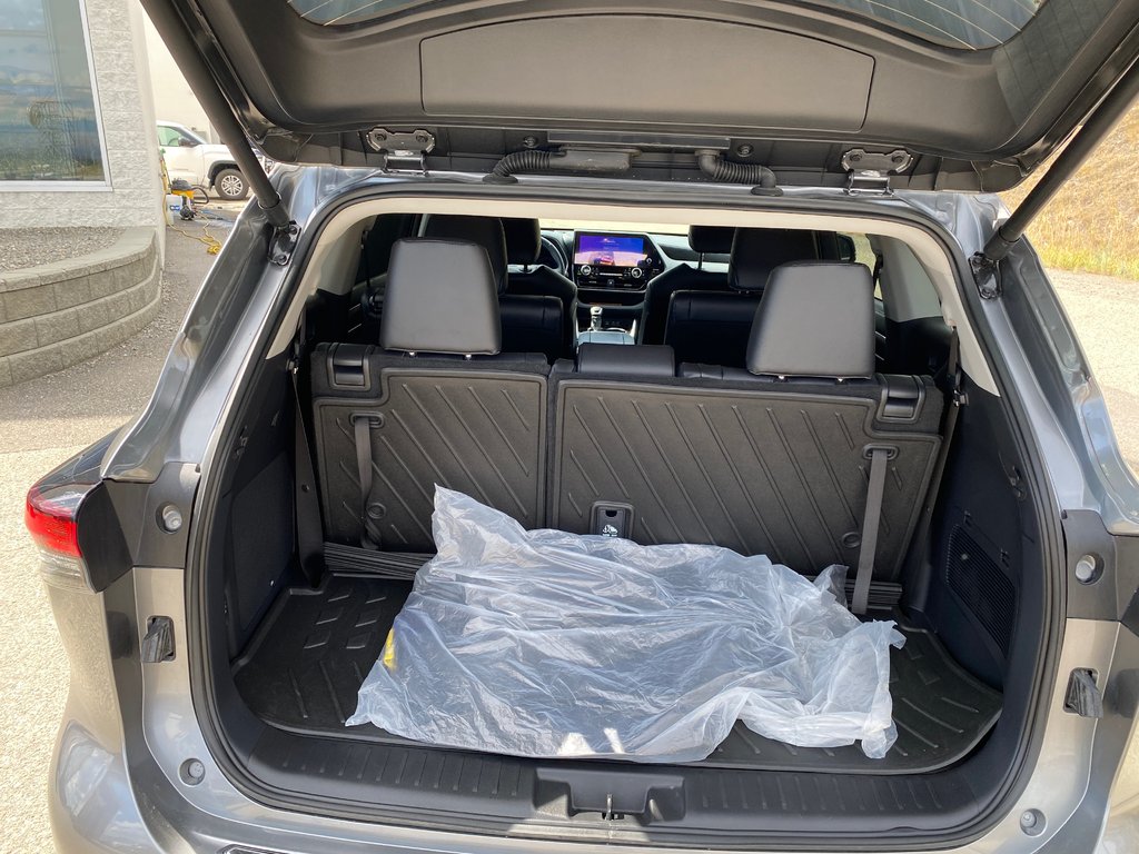 2026 Toyota Highlander Hybrid Limited in Kamloops, British Columbia - 9 - w1024h768px