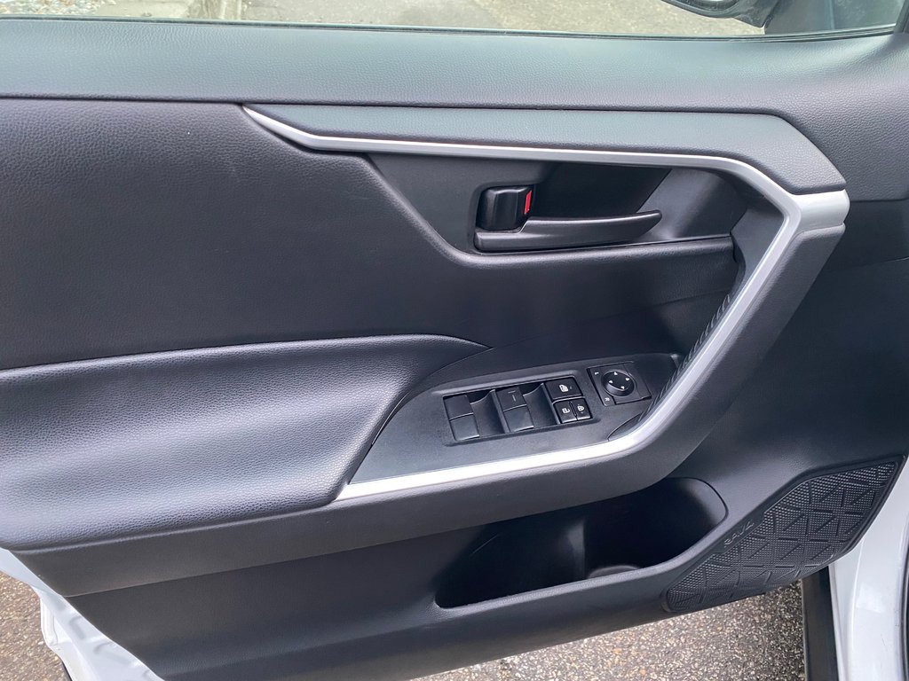 2020 Toyota RAV4 LE in Kamloops, British Columbia - 8 - w1024h768px