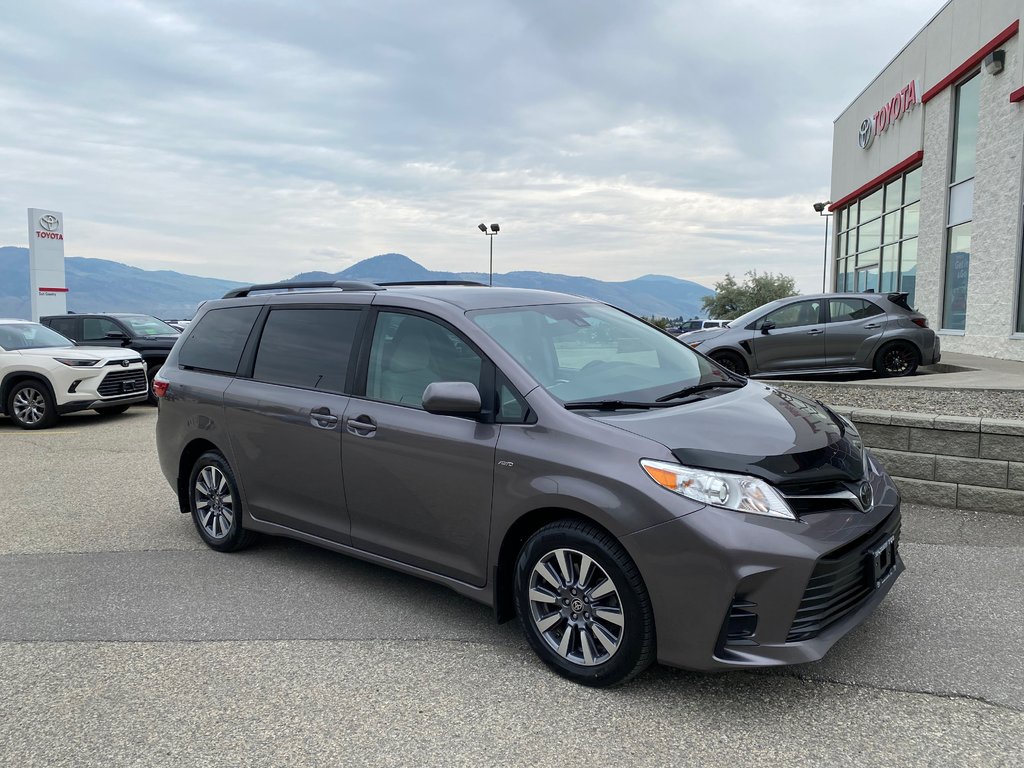 2020 Toyota Sienna LE in Kamloops, British Columbia - 1 - w1024h768px