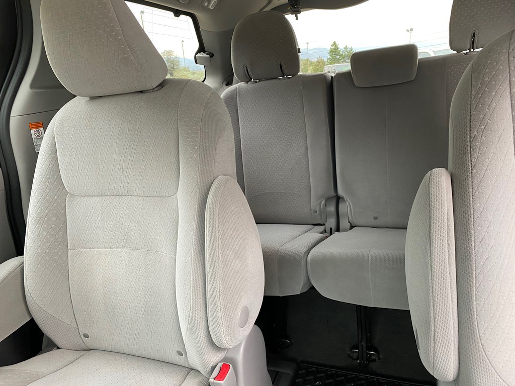 2020 Toyota Sienna LE in Kamloops, British Columbia - 10 - w1024h768px