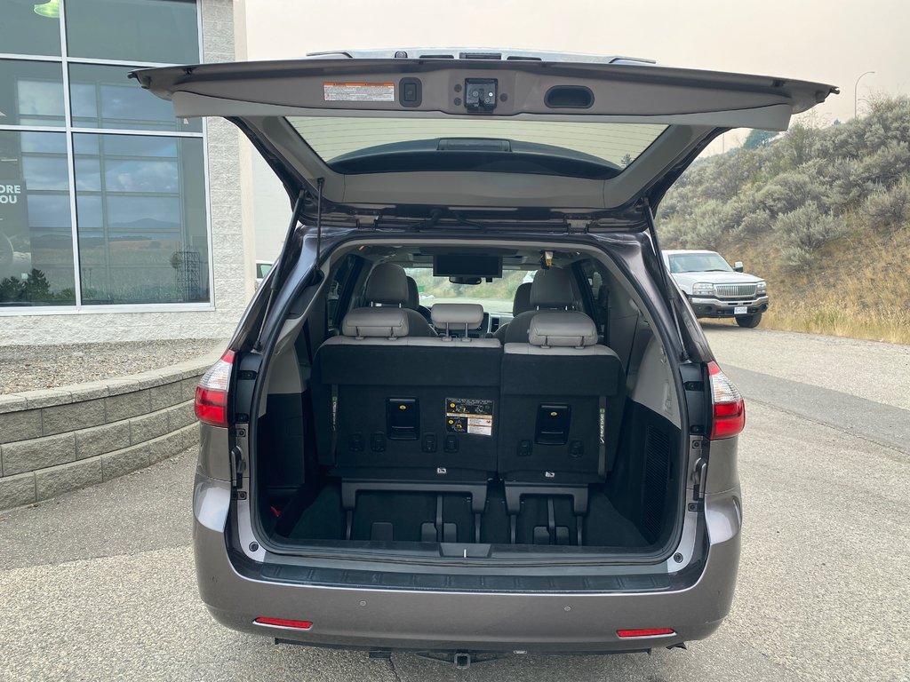 2020 Toyota Sienna XLE Limited AWD in Kamloops, British Columbia - 10 - w1024h768px