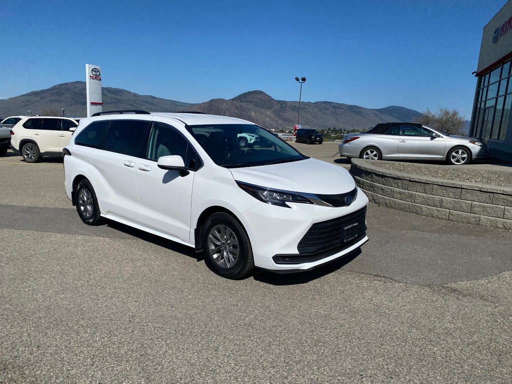 2022 Toyota Sienna LE AWD in Kamloops, British Columbia - 1 - w1024h768px