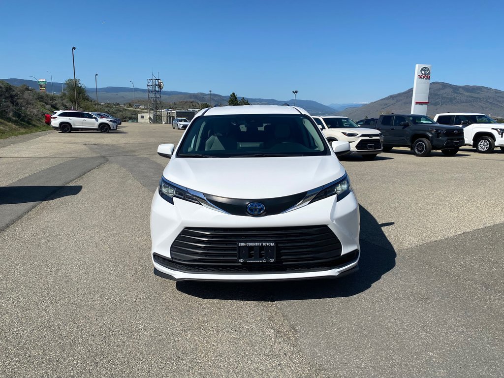 2022 Toyota Sienna LE AWD in Kamloops, British Columbia - 7 - w1024h768px