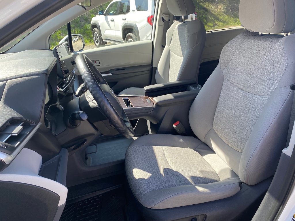 2022 Toyota Sienna LE AWD in Kamloops, British Columbia - 14 - w1024h768px