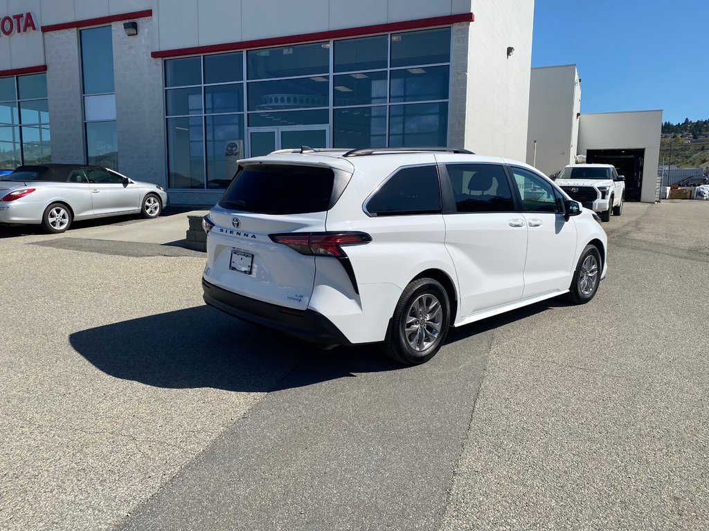 2022 Toyota Sienna LE AWD in Kamloops, British Columbia - 15 - w1024h768px