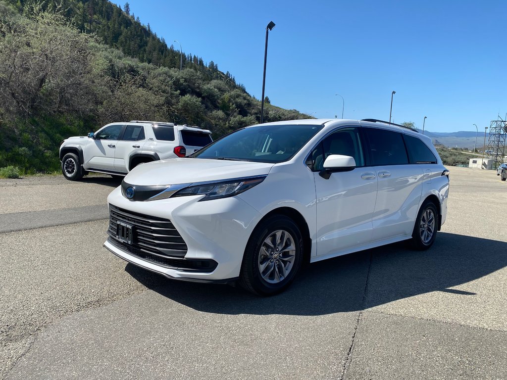 2022 Toyota Sienna LE AWD in Kamloops, British Columbia - 6 - w1024h768px