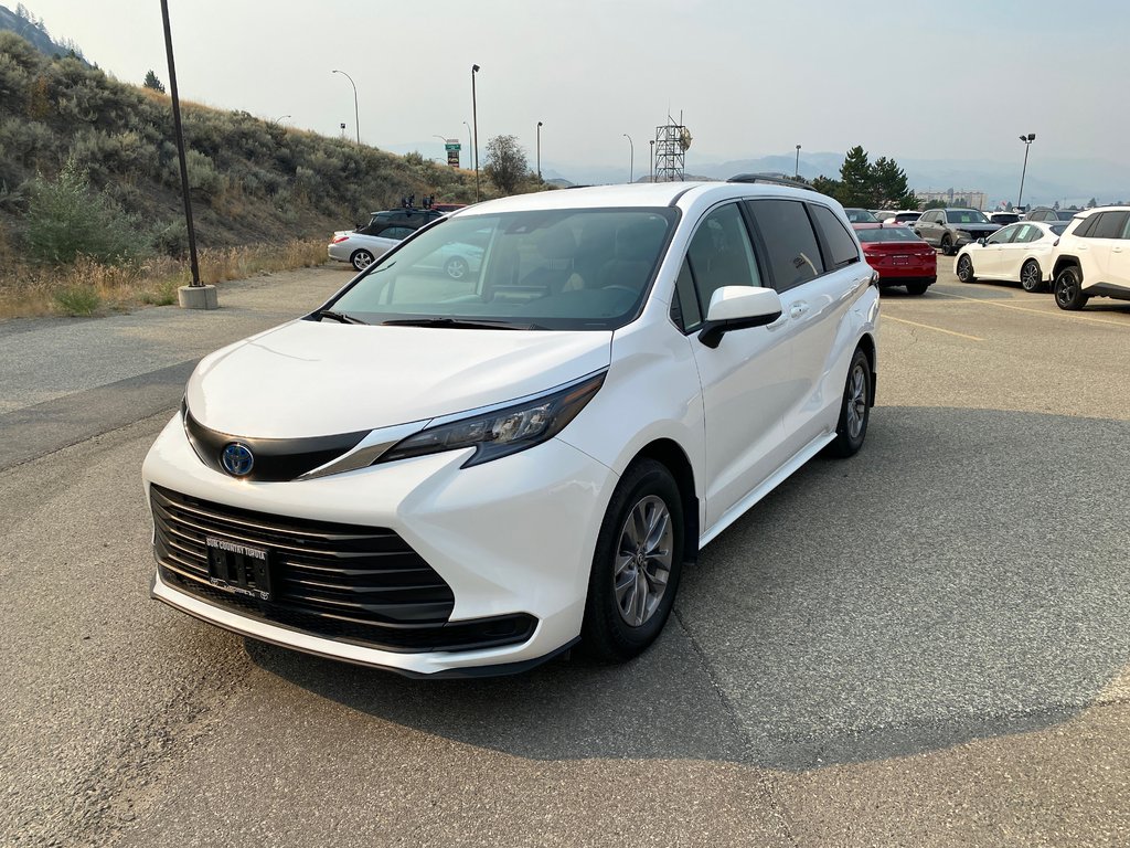 2025 Toyota Sienna LE in Kamloops, British Columbia - 7 - w1024h768px