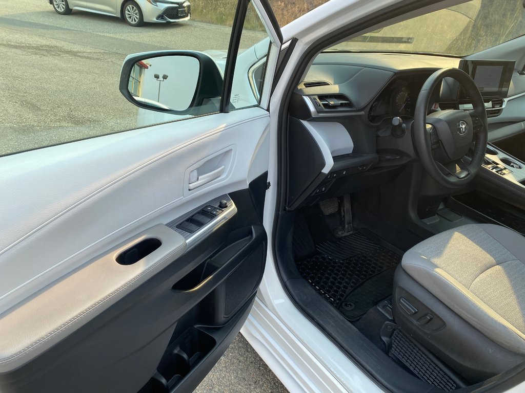 2025 Toyota Sienna LE in Kamloops, British Columbia - 12 - w1024h768px