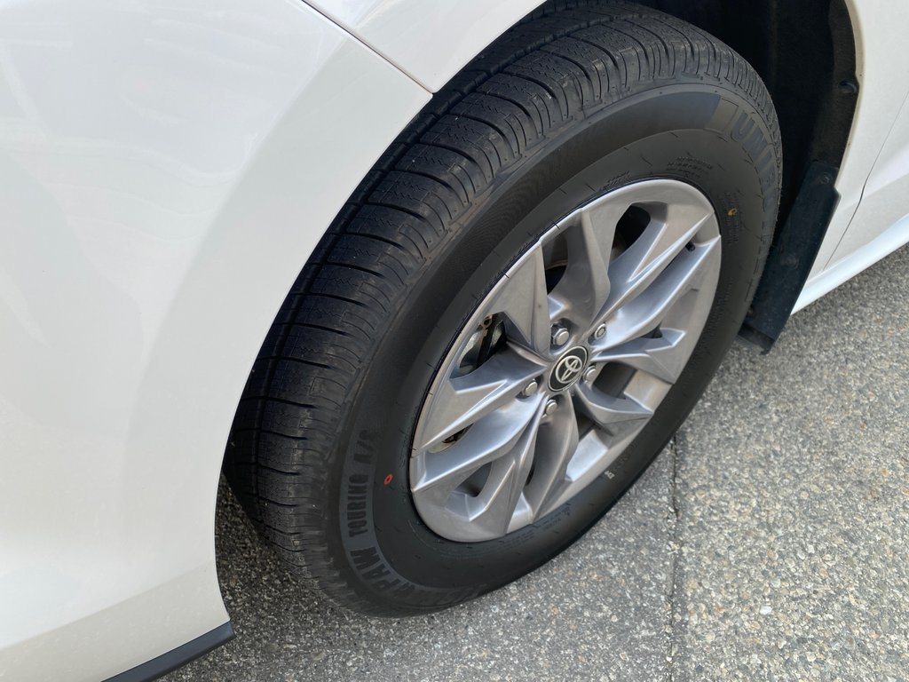 2025 Toyota Sienna LE in Kamloops, British Columbia - 9 - w1024h768px
