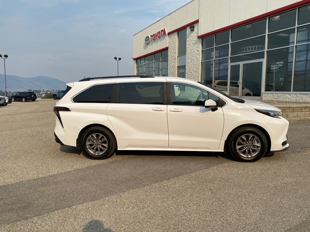 2025 Toyota Sienna LE in Kamloops, British Columbia - 2 - w1024h768px