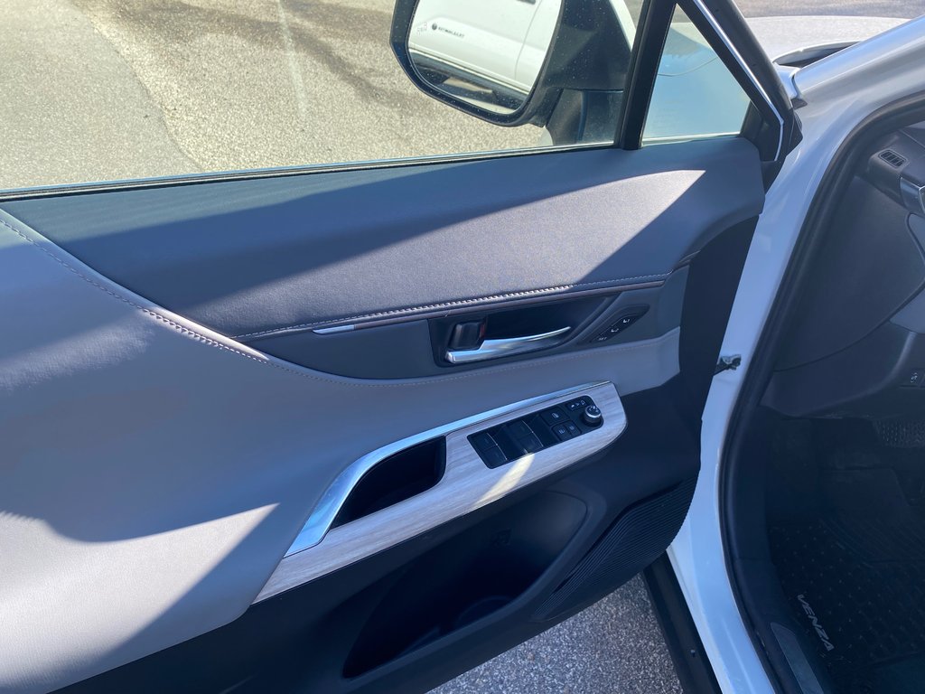 2021 Toyota Venza XLE in Kamloops, British Columbia - 14 - w1024h768px
