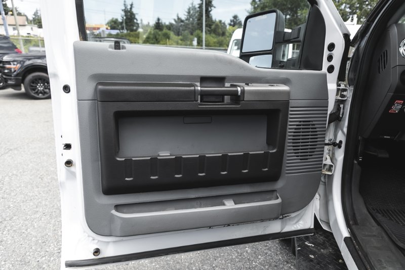 2012 Ford Super Duty F-550 DRW XLT in Nanaimo, British Columbia - 22 - w1024h768px
