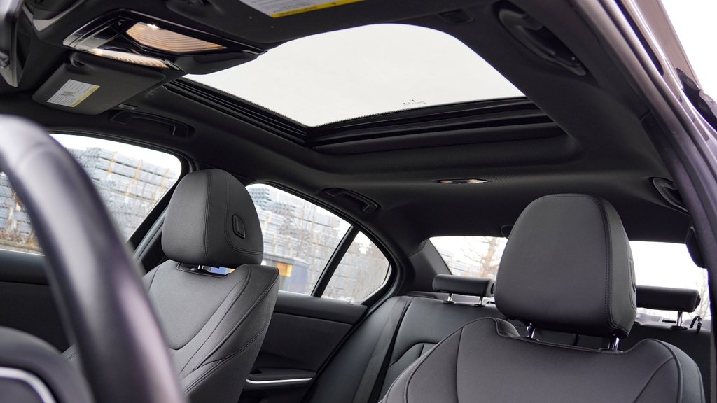 2021 BMW 3 Series 330i xDrive in Mississauga, Ontario - 14 - w1024h768px