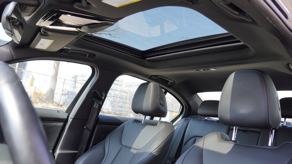 2022 BMW 3 Series 330i xDrive in Mississauga, Ontario - 14 - w1024h768px