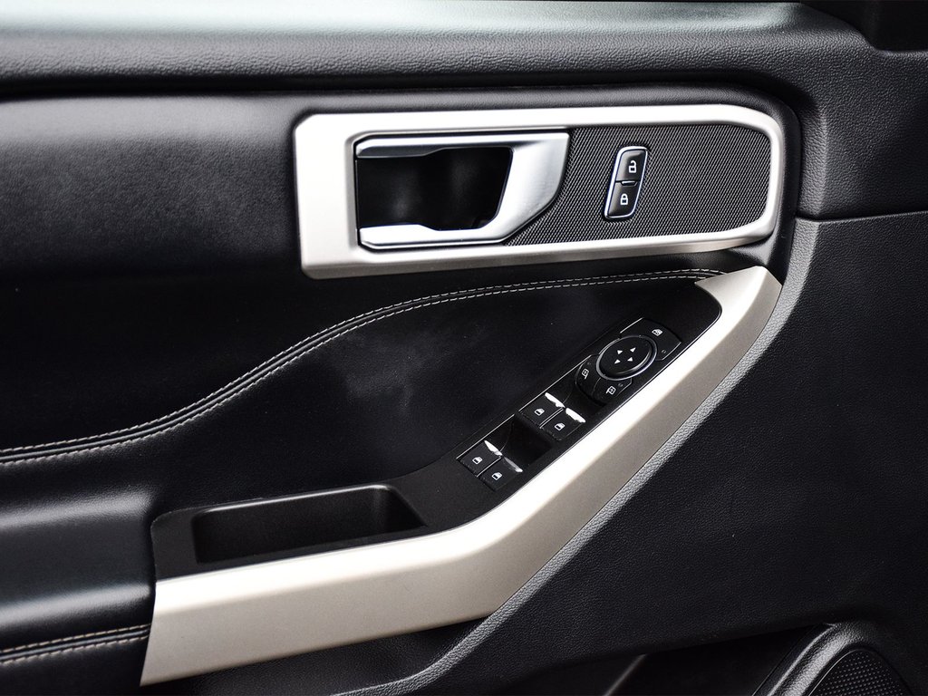 2021 Ford Explorer XLT in Mississauga, Ontario - 9 - w1024h768px