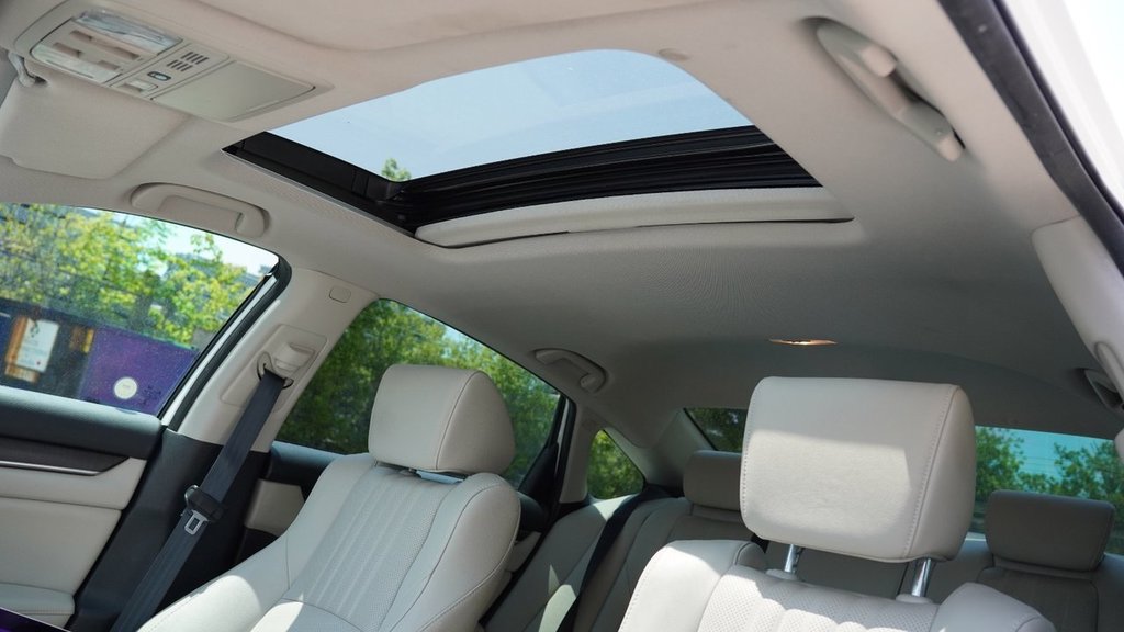 2020 Honda Accord Sedan TOURING in Mississauga, Ontario - 14 - w1024h768px
