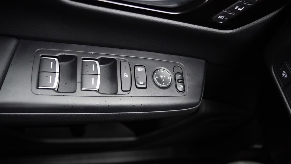 2023 Honda CR-V HYBRID TOURING in Mississauga, Ontario - 18 - w1024h768px