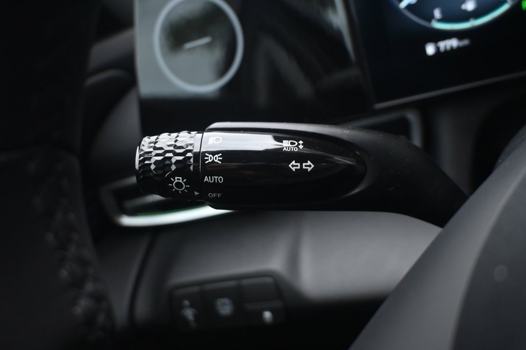 2025 Hyundai Elantra Hybrid Luxury in Mississauga, Ontario - 17 - w1024h768px