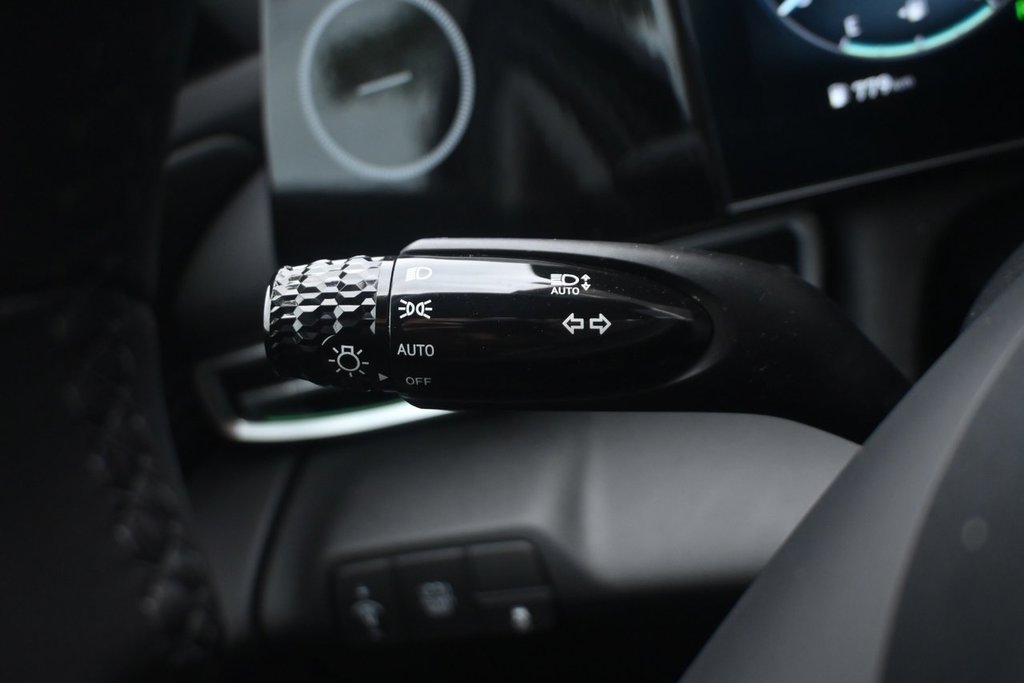 2025 Hyundai Elantra Hybrid Luxury in Mississauga, Ontario - 18 - w1024h768px