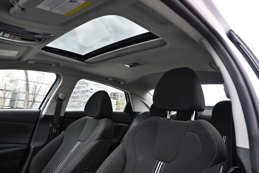 2022 Hyundai Elantra PREFERRED in Mississauga, Ontario - 9 - w1024h768px