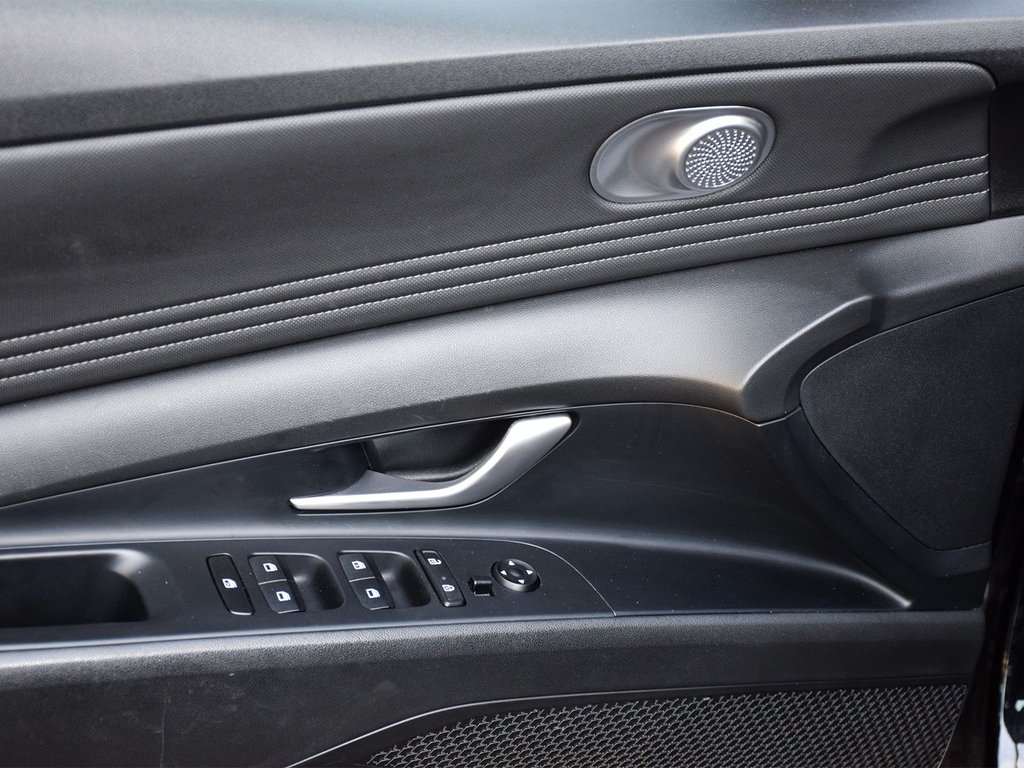 2022 Hyundai Elantra Preferred in Mississauga, Ontario - 10 - w1024h768px