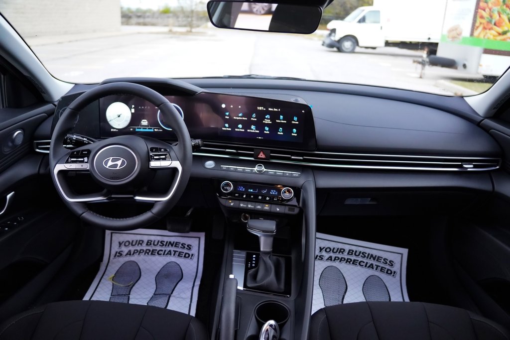 2024 Hyundai Elantra PREFERRED WITH SUN TECH in Mississauga, Ontario - 10 - w1024h768px