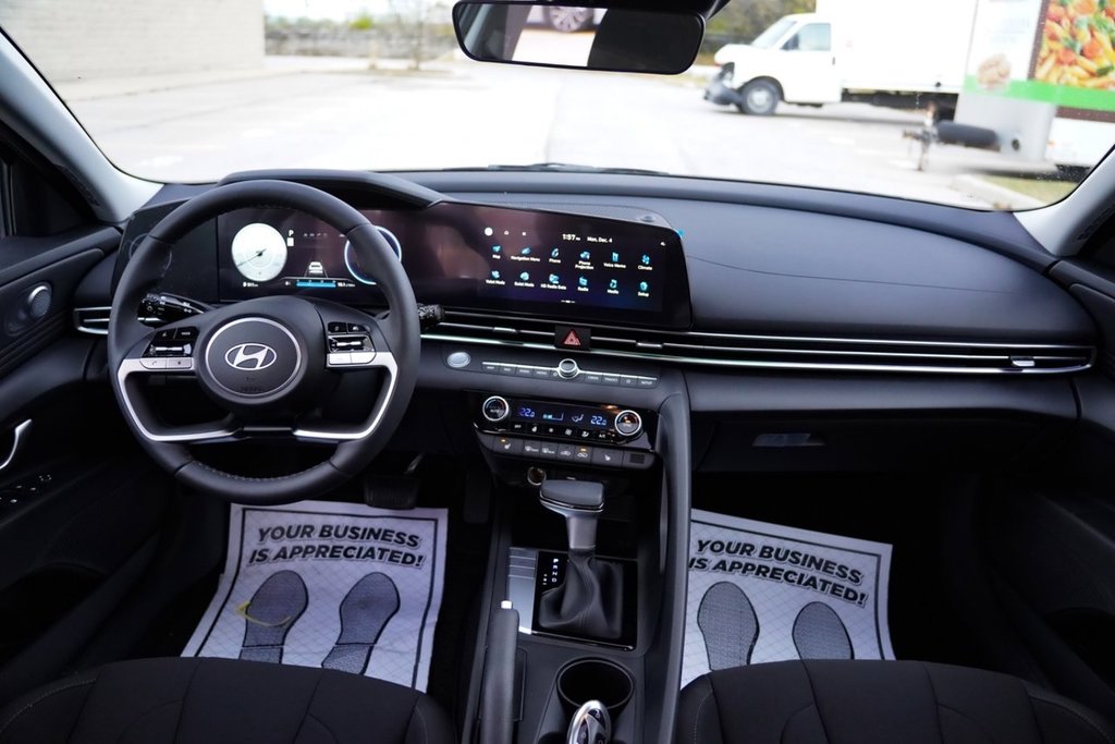 2024 Hyundai Elantra Preferred in Mississauga, Ontario - 11 - w1024h768px