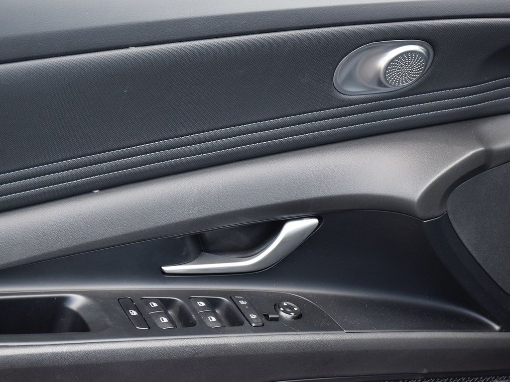 2024 Hyundai Elantra LUXURY in Mississauga, Ontario - 11 - w1024h768px