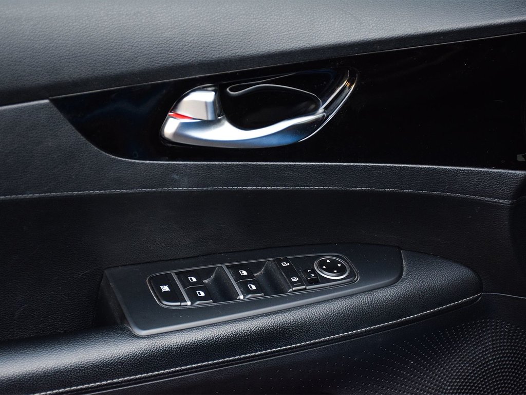 2021 Kia Forte EX+ in Mississauga, Ontario - 9 - w1024h768px