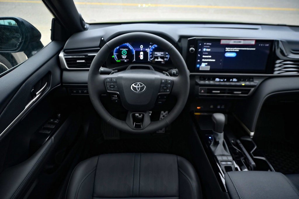 2025 Toyota Camry Hybrid XSE in Mississauga, Ontario - 8 - w1024h768px