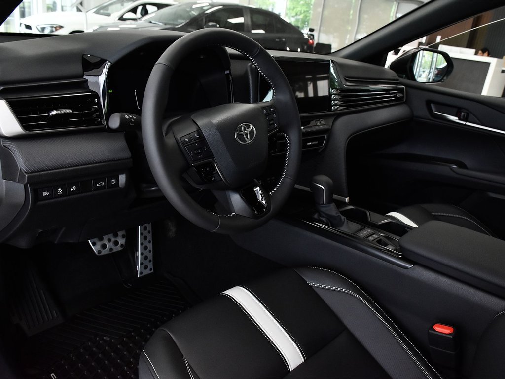 2025 Toyota Camry Hybrid SE FWD in Mississauga, Ontario - 6 - w1024h768px