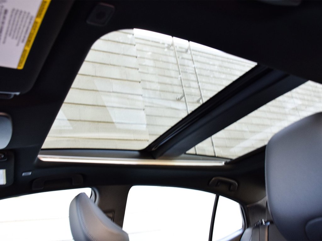 2025 Toyota Camry Hybrid XSE AWD in Mississauga, Ontario - 11 - w1024h768px