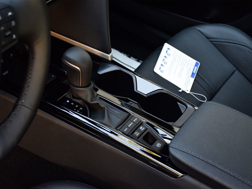 2025 Toyota Camry Hybrid XSE AWD in Mississauga, Ontario - 9 - w1024h768px