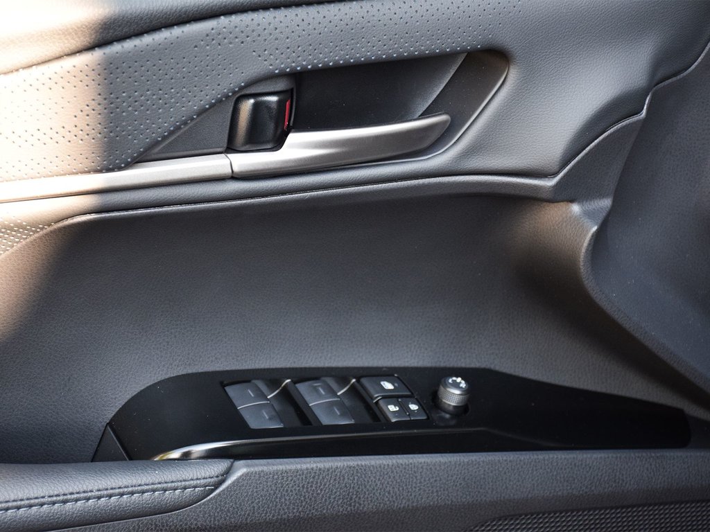 2025 Toyota Camry Hybrid XSE AWD in Mississauga, Ontario - 10 - w1024h768px