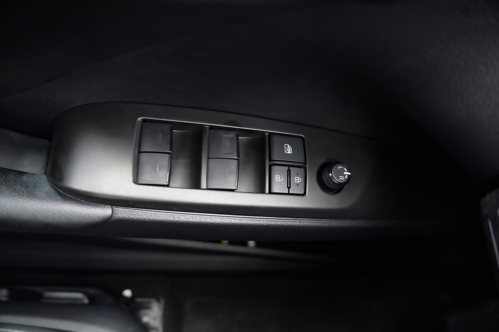 2023 Toyota Camry Hybrid SE in Mississauga, Ontario - 21 - w1024h768px