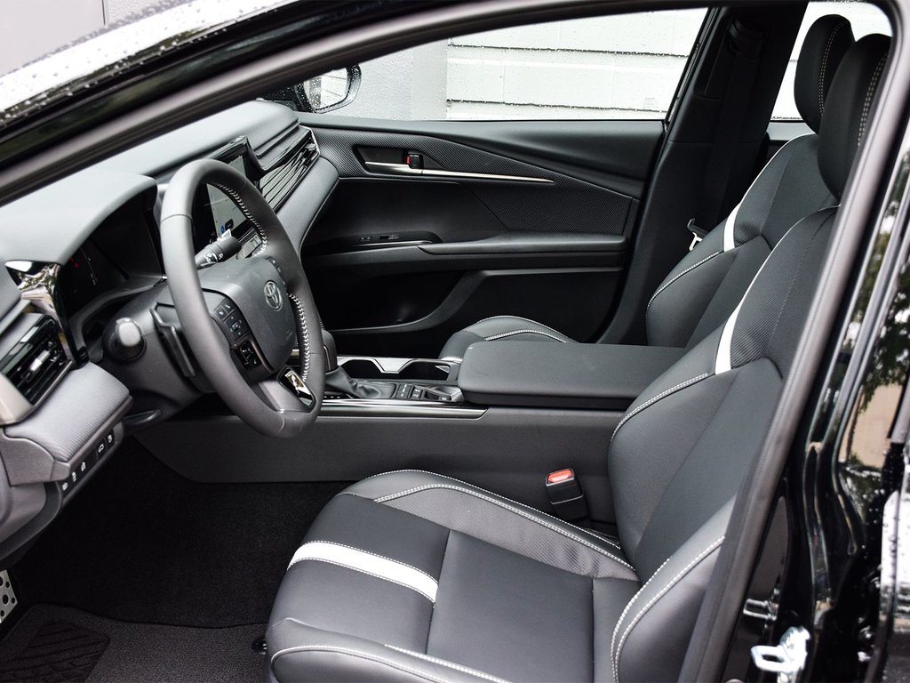 2025 Toyota Camry Hybrid SE Upgrade AWD in Mississauga, Ontario - 8 - w1024h768px