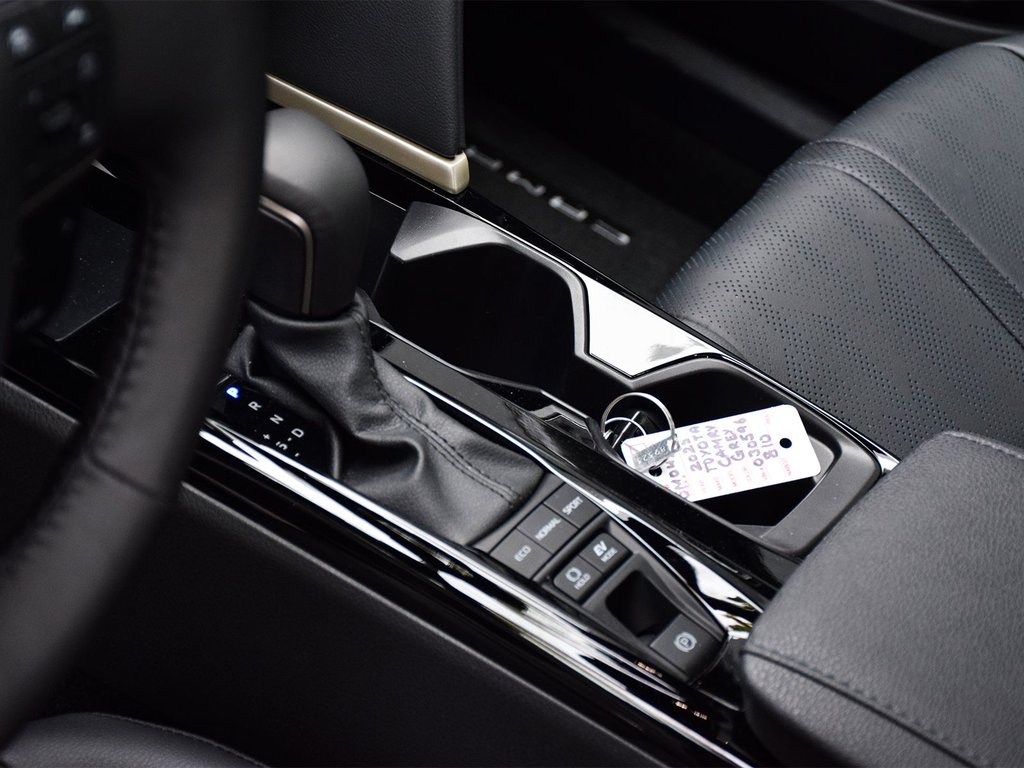 2025 Toyota Camry Hybrid XSE AWD in Mississauga, Ontario - 9 - w1024h768px