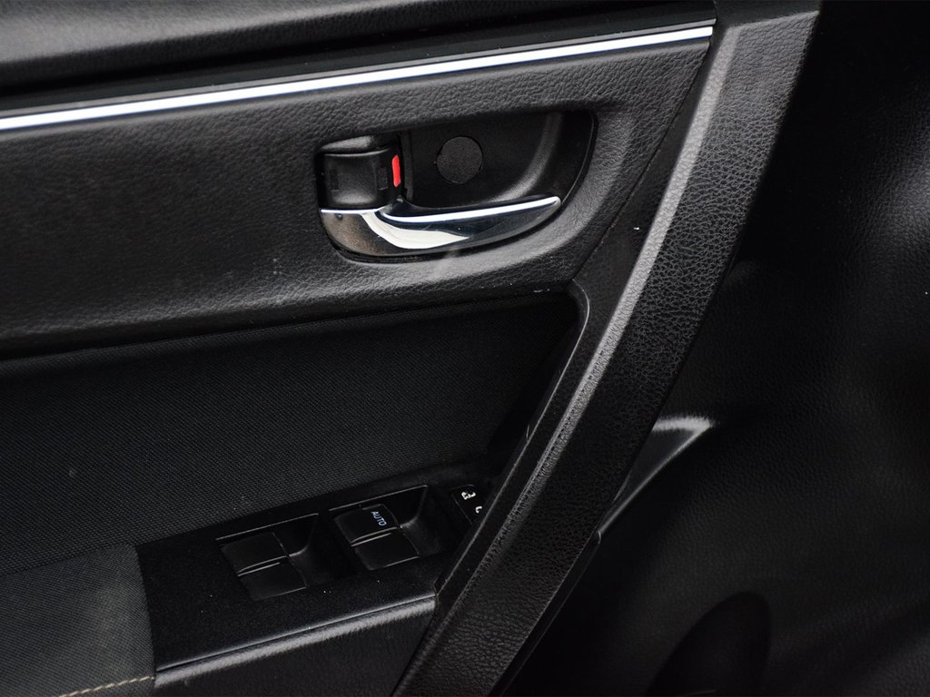 2018 Toyota Corolla LE in Mississauga, Ontario - 8 - w1024h768px