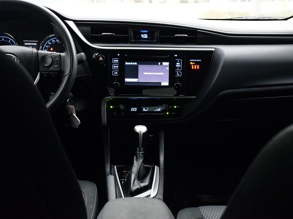2018 Toyota Corolla LE in Mississauga, Ontario - 11 - w1024h768px