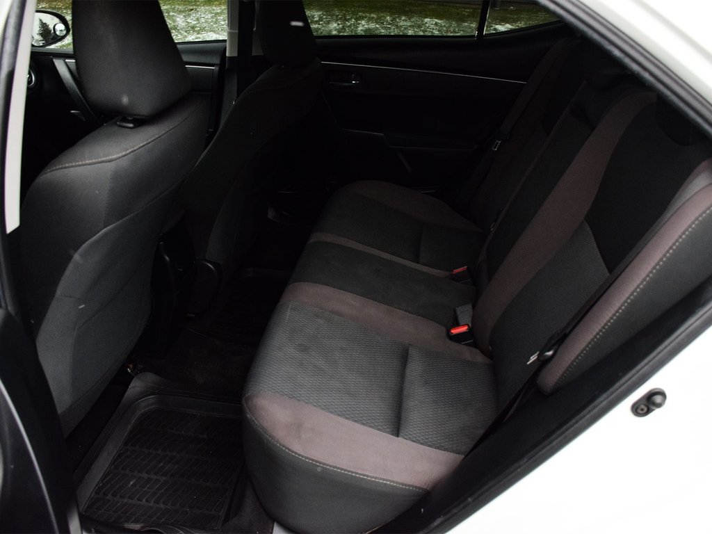 2018 Toyota Corolla LE in Mississauga, Ontario - 9 - w1024h768px