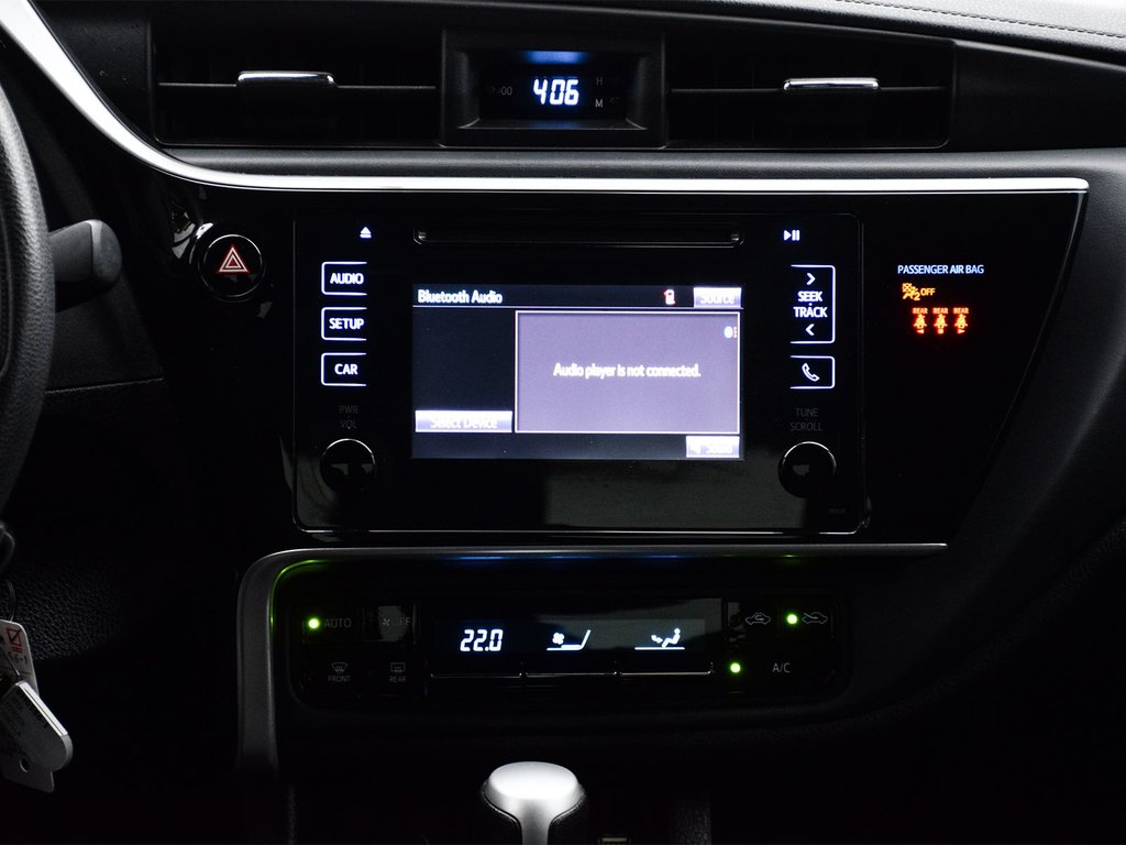 2018 Toyota Corolla LE in Mississauga, Ontario - 12 - w1024h768px