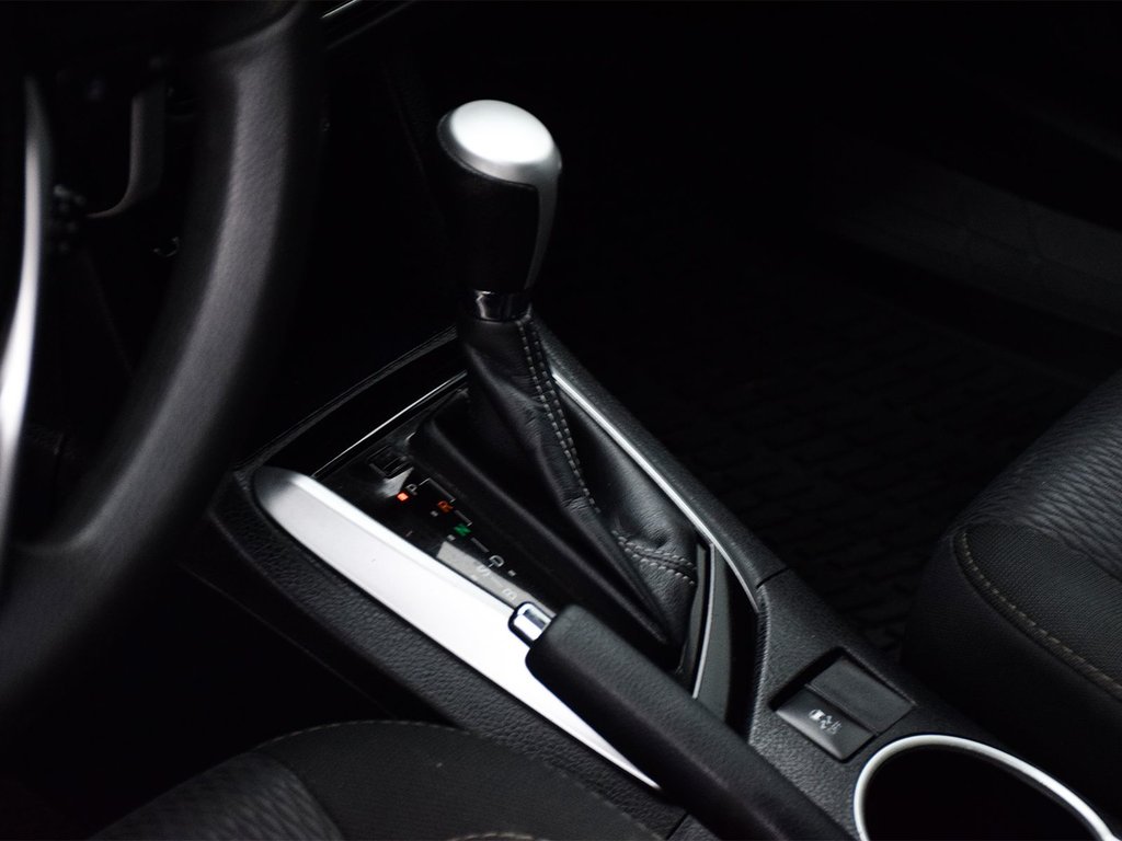 2018 Toyota Corolla LE in Mississauga, Ontario - 7 - w1024h768px