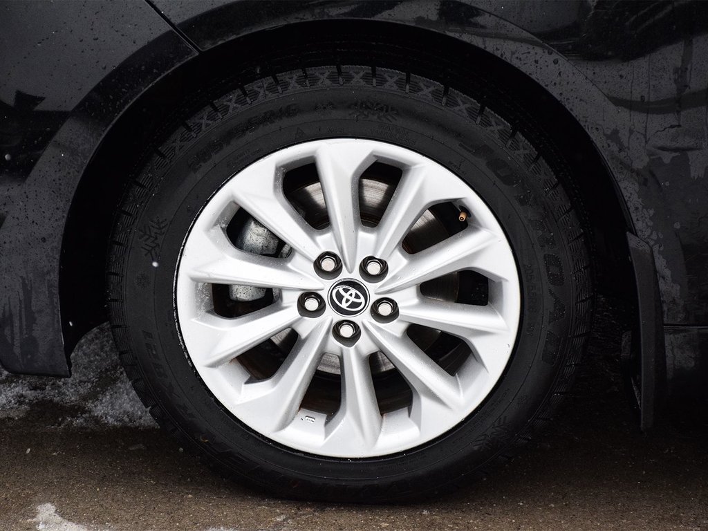 2021 Toyota Corolla LE in Mississauga, Ontario - 6 - w1024h768px