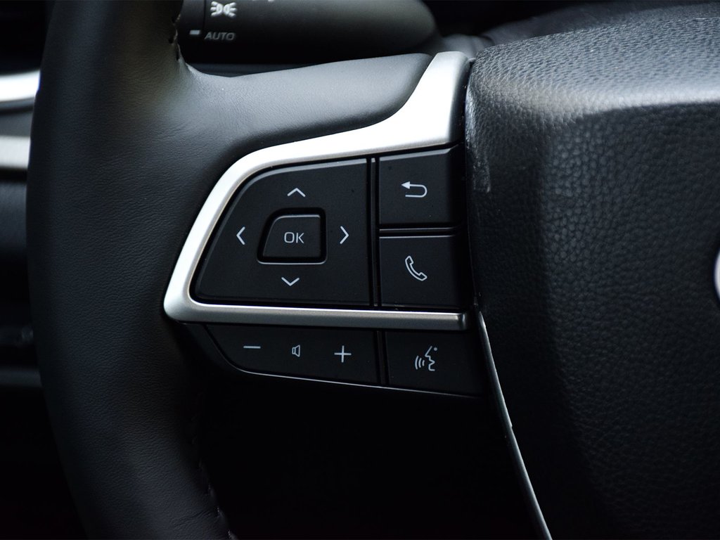 2025 Toyota GRAND HIGHLANDER HYBRID XLE in Mississauga, Ontario - 18 - w1024h768px