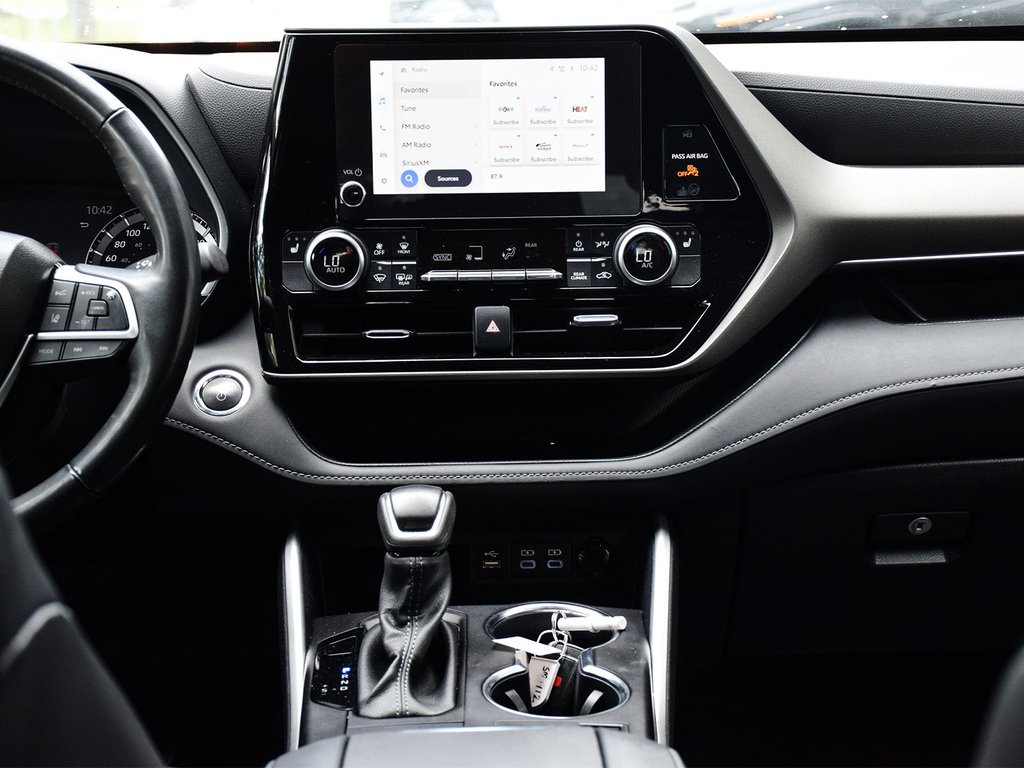 2023 Toyota Highlander hybrid XLE in Mississauga, Ontario - 12 - w1024h768px