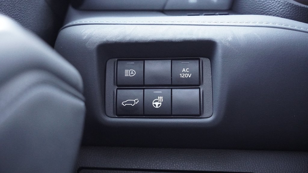2023 Toyota Highlander Hybrid Limited in Mississauga, Ontario - 18 - w1024h768px