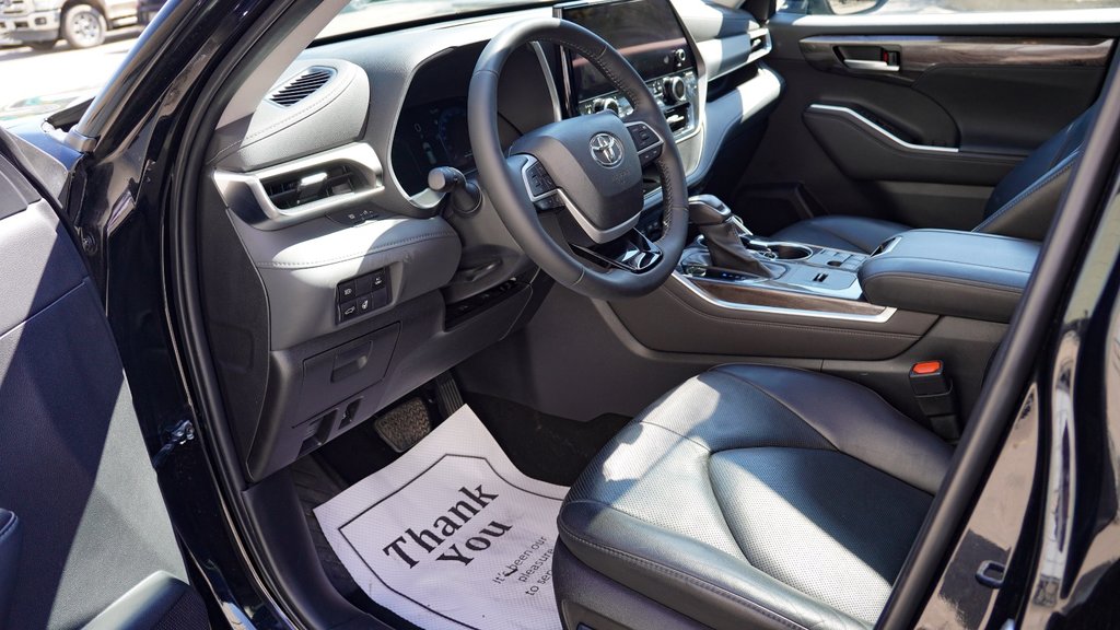 2023 Toyota Highlander Hybrid Limited in Mississauga, Ontario - 13 - w1024h768px