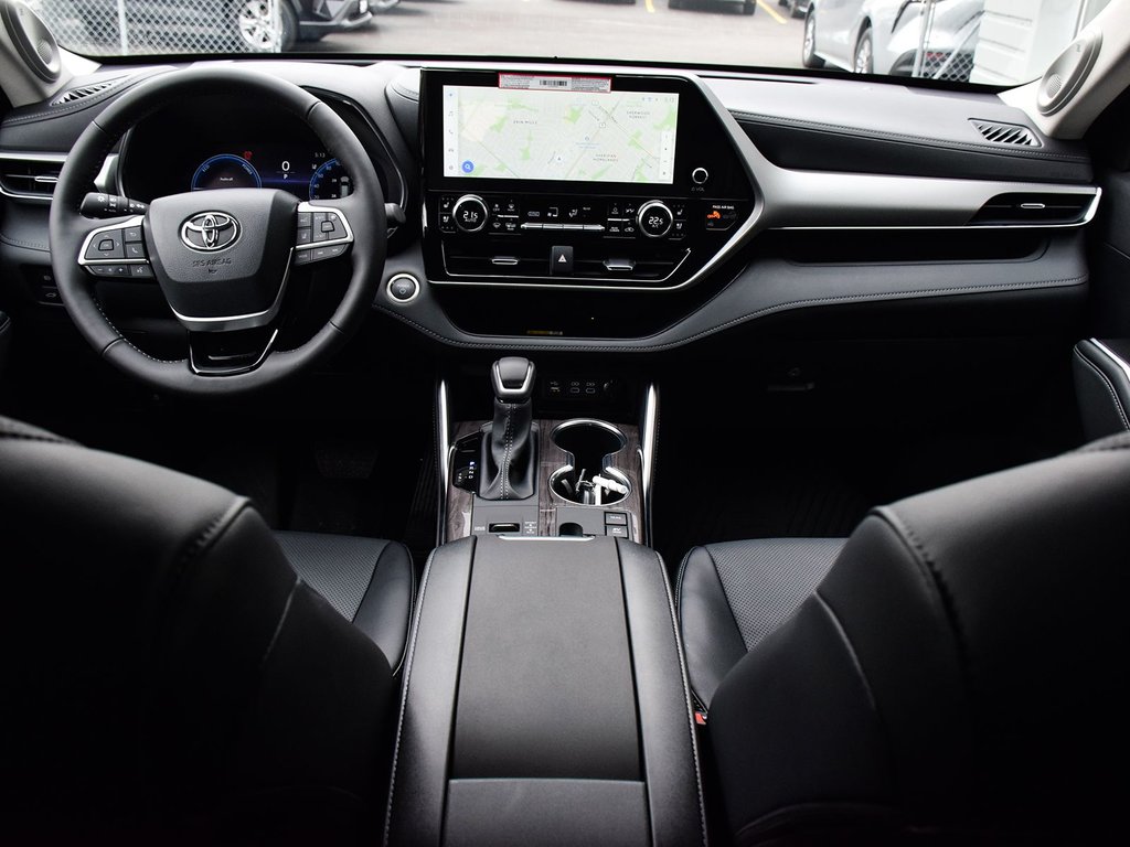 2025 Toyota Highlander Hybrid Platinum in Mississauga, Ontario - 15 - w1024h768px
